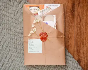 Blind Date With a Matchbook - Custom Candles Based on Book Scent Descriptions - Engaging Literary Experience with Location Tabs & Tealight Candles