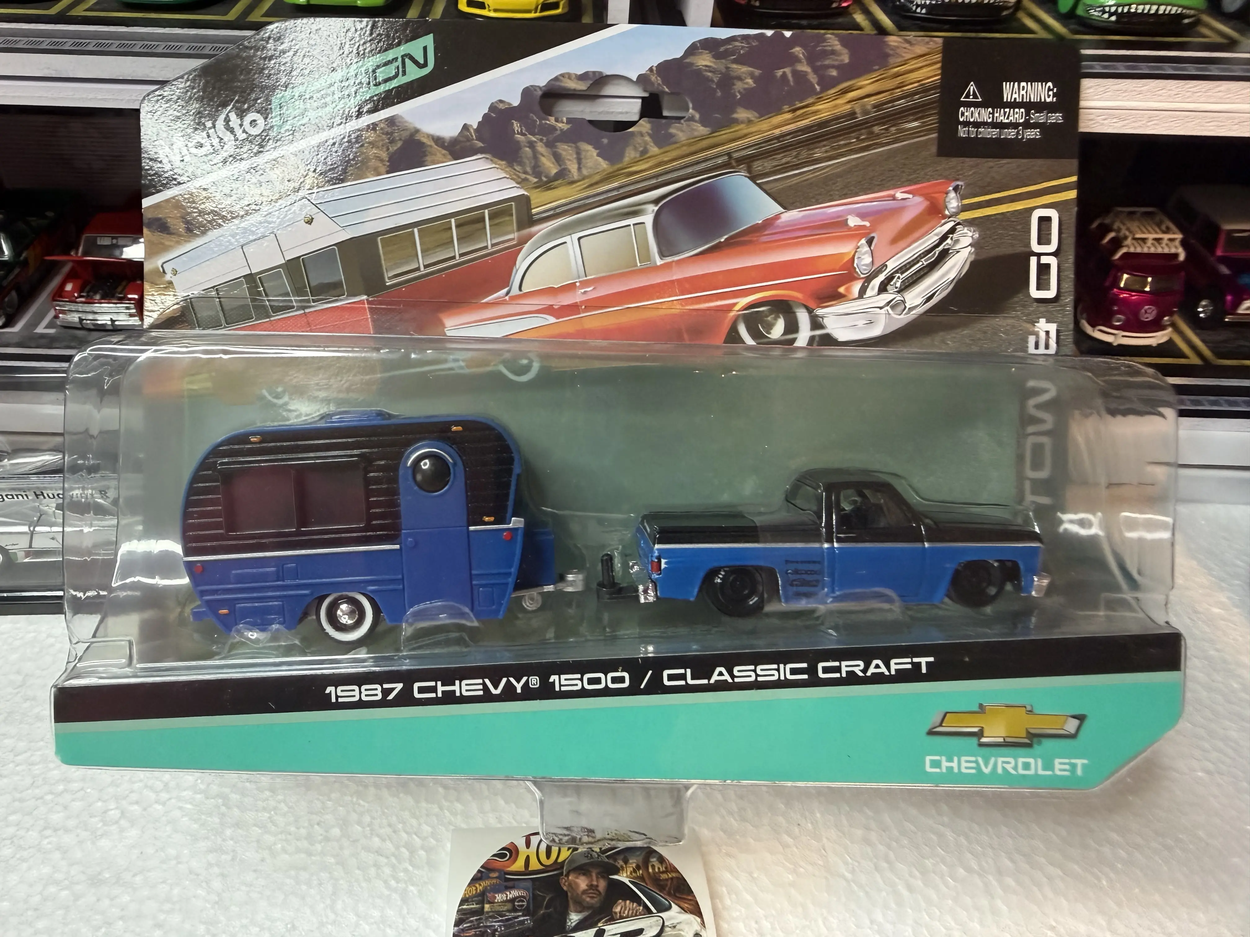 Maisto Design 1:64 Scale "Tow & Go" Detailed Model Vehicle Set - 1987 Chevrolet 1500 Truck & Classic Craft Travel Trailer (Toys & Hobbies, Classic & Novelty Toys, Model Vehicles)