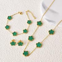 Three-piece set with five flowers [green