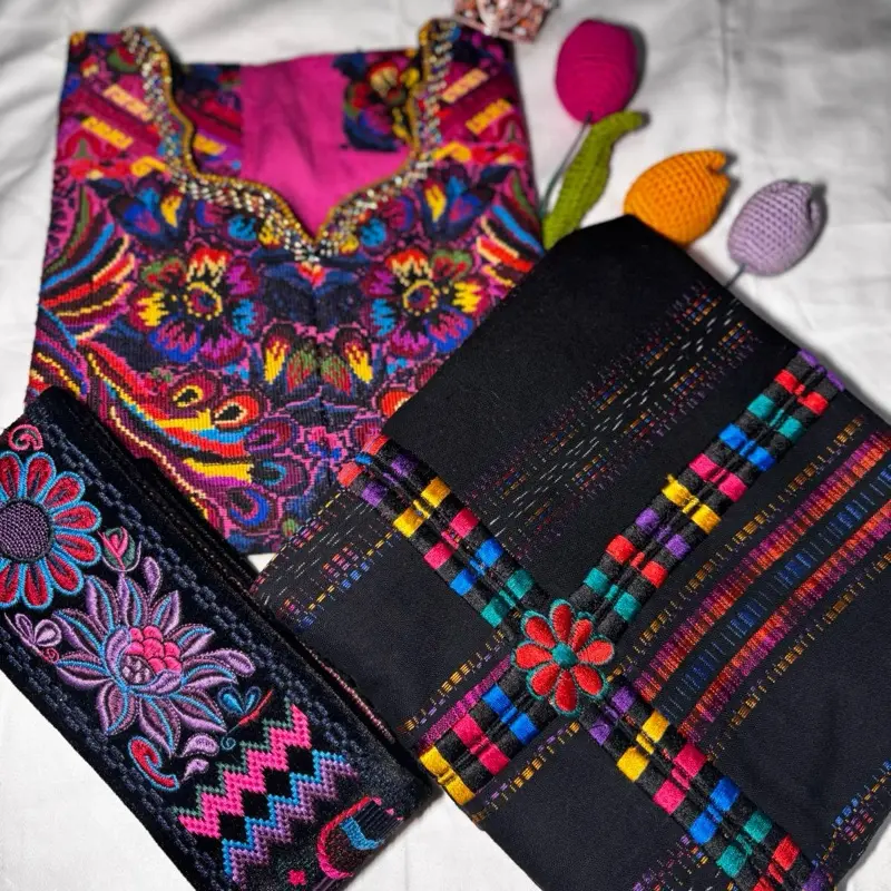 Traje digital fondo rosado perlado del cuello