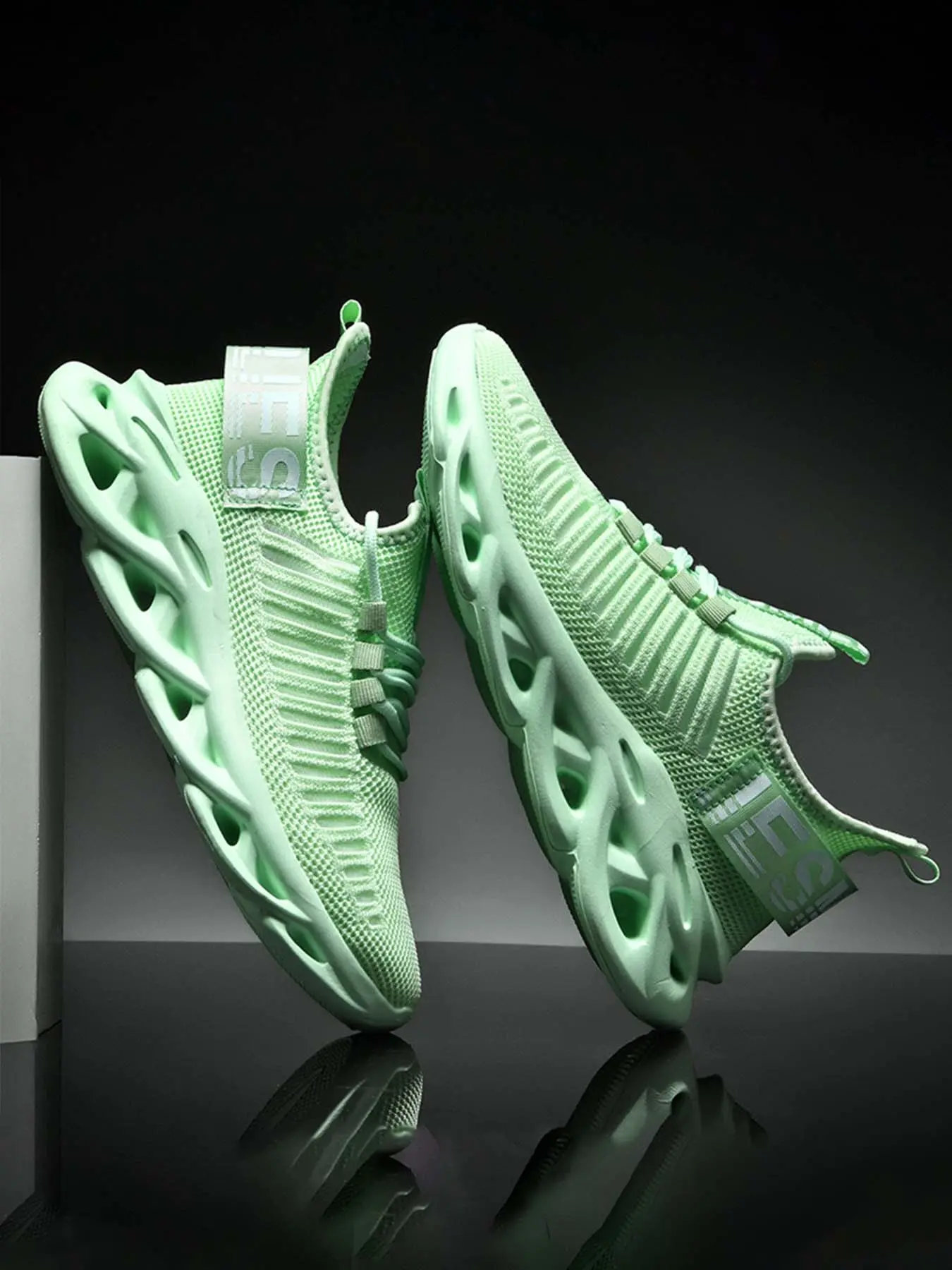 Men's Lightweight Mesh Sneakers Knit Breathable Lace-up Sports Shoes Sporty Running Shoes Casual Athletic Running Shoes Running Footwear for Men