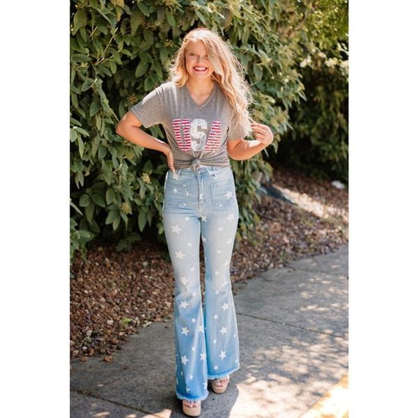 Women's Mid-rise Slim-fit Jeans With All-over Star Print. Flared Legs With Frayed Hem Design. Patch Pockets At The Front And Back. Crafted From Stretch Denim, Suitable For All Seasons And Various Occasions.