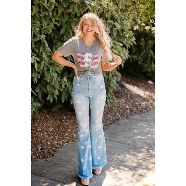 Women's Mid-rise Slim-fit Jeans With All-over Star Print. Flared Legs With Frayed Hem Design. Patch Pockets At The Front And Back. Crafted From Stretch Denim, Suitable For All Seasons And Various Occasions.