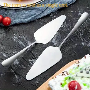 Cake tray - serrated edges for easy slicing - ergonomic handle - suitable for baking and special occasions. Rust-colored cake scraper, kitchen cheese scraper, thick pizza scraper, birthday cream baking triangular scraper.