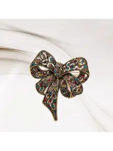 A popular diamond-toned luxury brooch with an exquisite ribbon design, a vintage-inspired, elegant and fashionable accessory.
