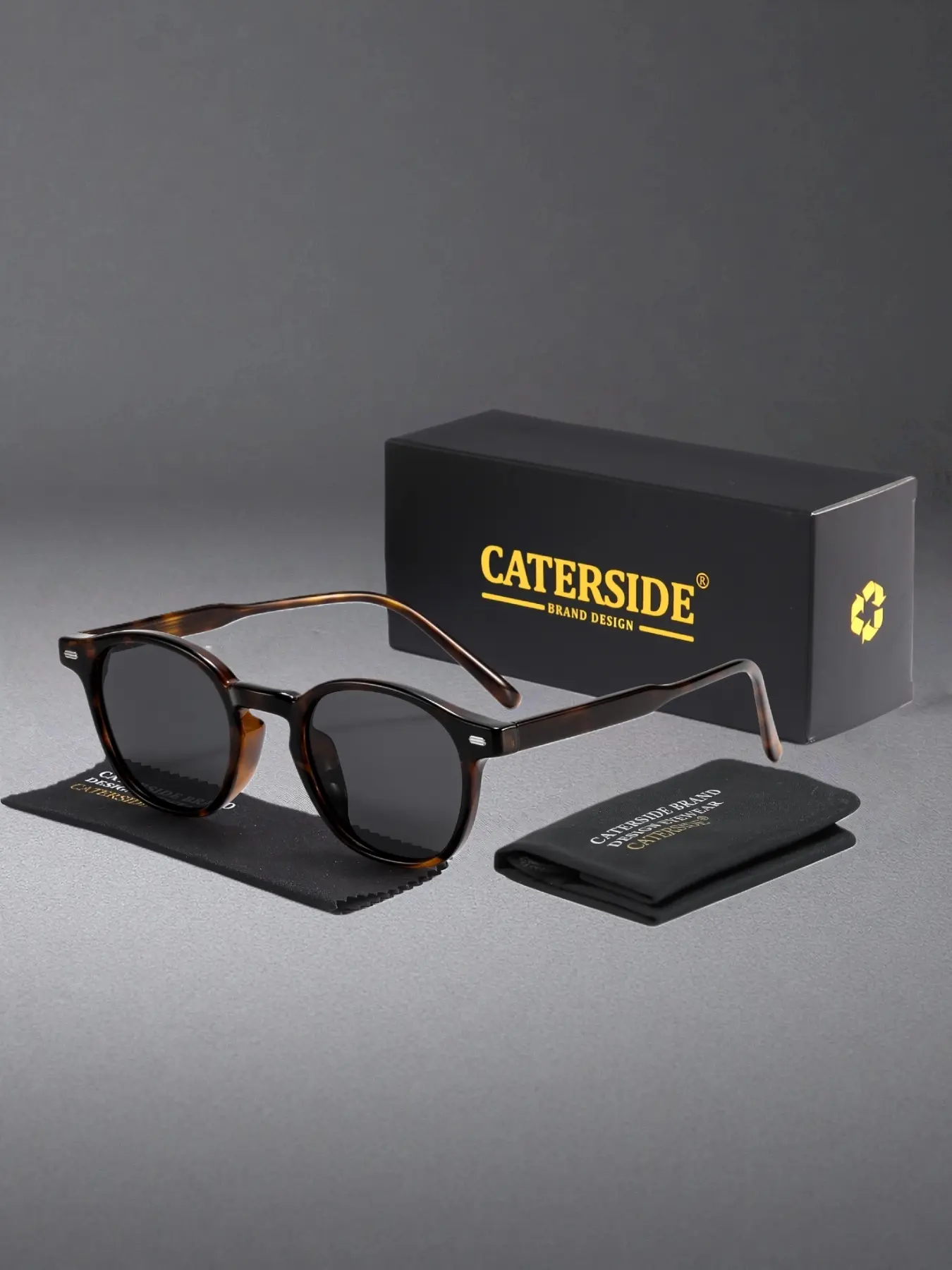 vintage designer sunglasses with case 90s Italian luxury vintage Fendi FS 506 001 135 sunglasses  main image 3