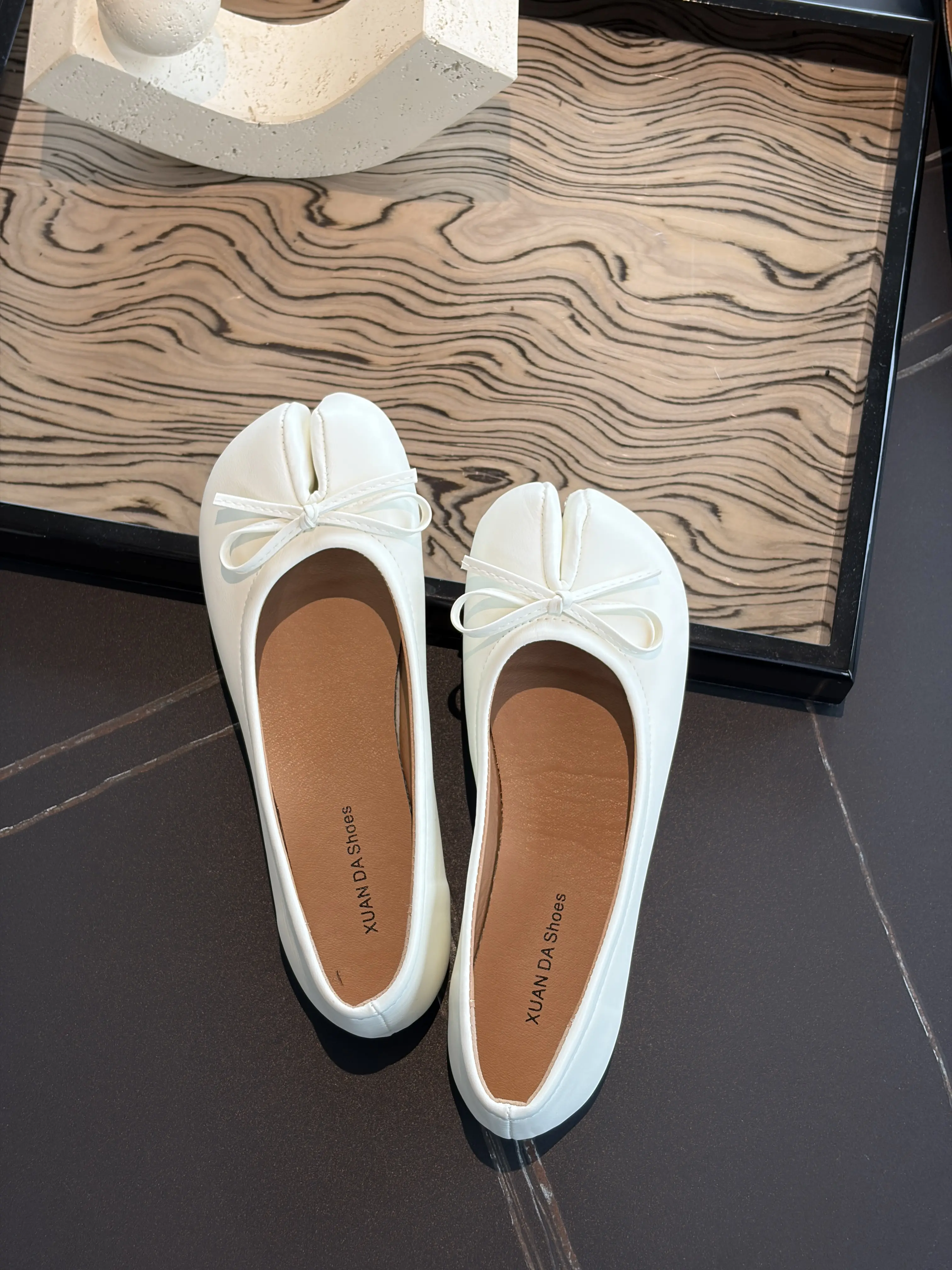 Retro bow-accent ballet flat women’s shoes, glossy leather slip-on design, non-slip flats available in white, black, silver, and brown; suitable for campus, office, everyday wear, and walking in all seasons.