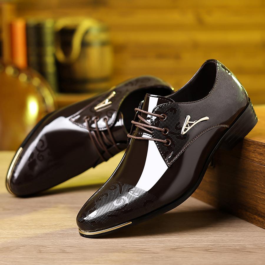 Men’s Oxford dress shoes with wingtip design — smooth leather, embossed detailing, stylish and comfortable, suitable for business and formal occasions