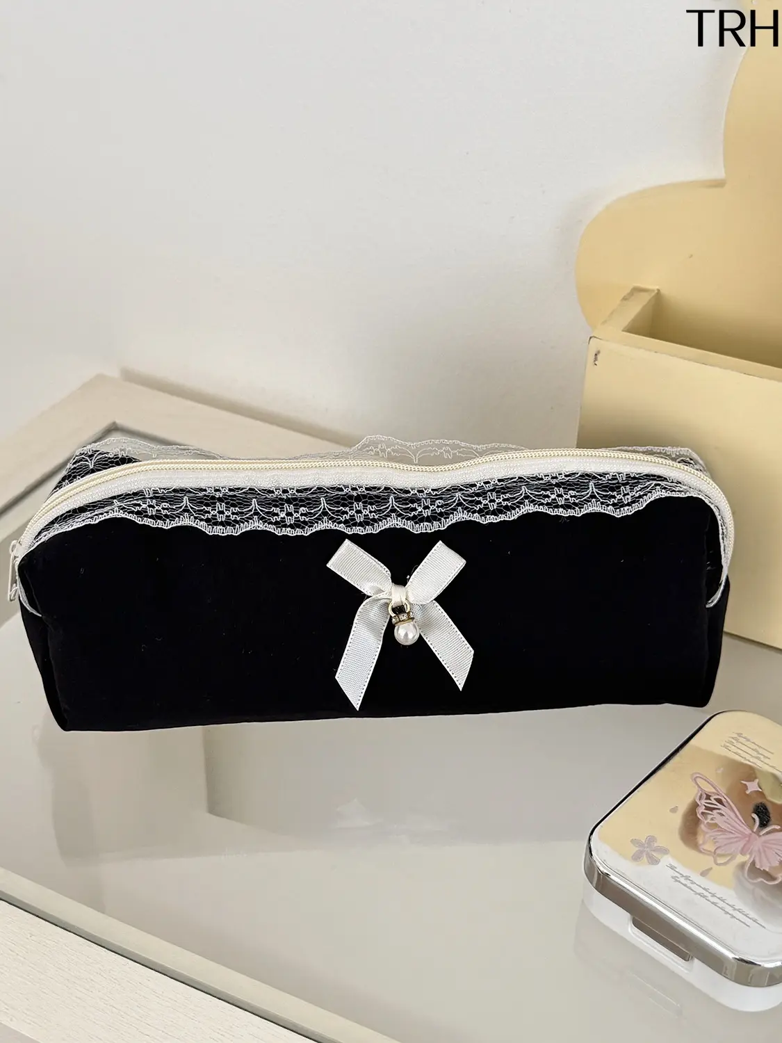 Black Velvet Pencil Case for Girls Coquette Lace Bow Pearl Decor Makeup Brush Storage Bag, Large Capacity Aesthetic Quilted Zipper Pouch, Cute Ins Style Stationery Organizer for School College Travel Daily Cosmetic Accessories Bag Gift