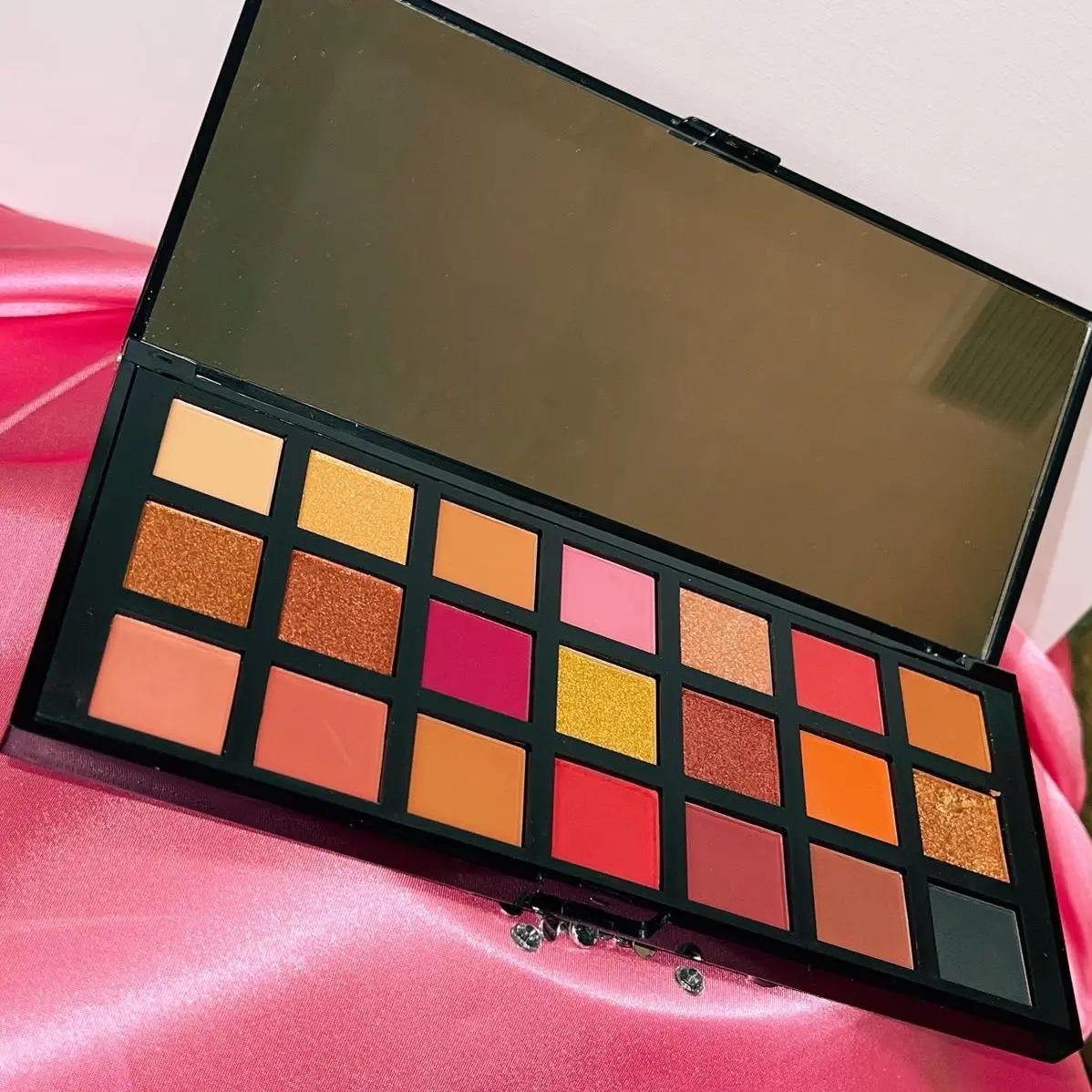 Signature Glam Luxury Eyeshadow Palette - Elegant Design for Versatile Application, Ideal for Everyday Makeup