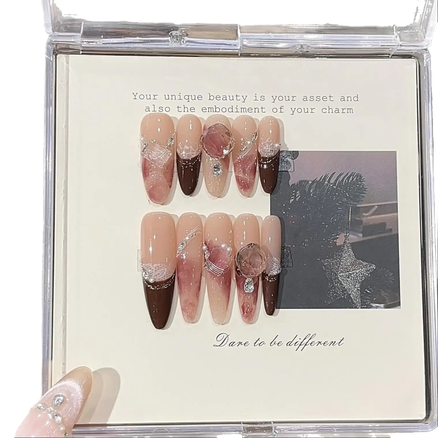Glossy Caramel-Brown K9 Cubic Zirconia & Pearl Chain Press-On False Nails, Dazzling Gradient Halo Effect, Reusable Acrylic Tips with Nail Art Patch