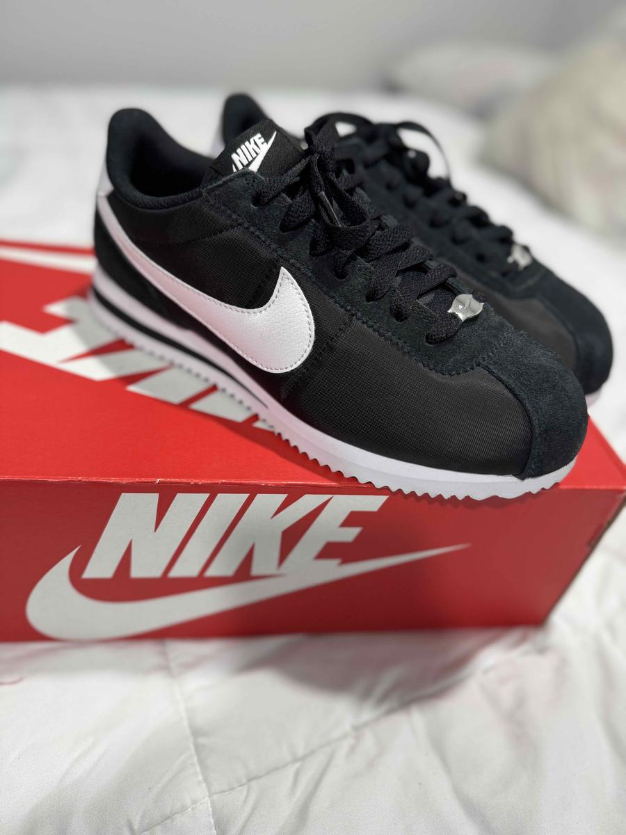 Item: 7.5, Black/White