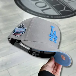 New Era Los Angeles Dodgers 9FIFTY Snapback Cap – Gray Flat Brim MLB Hat with Sky Blue LA Logo & Anniversary Side Patch, Collector’s Limited Edition 2026 Urban Streetwear Gorra premium, moda urbana para hombres y mujeres