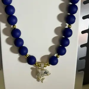 Precioso collar navi blue con dije de Dolphin