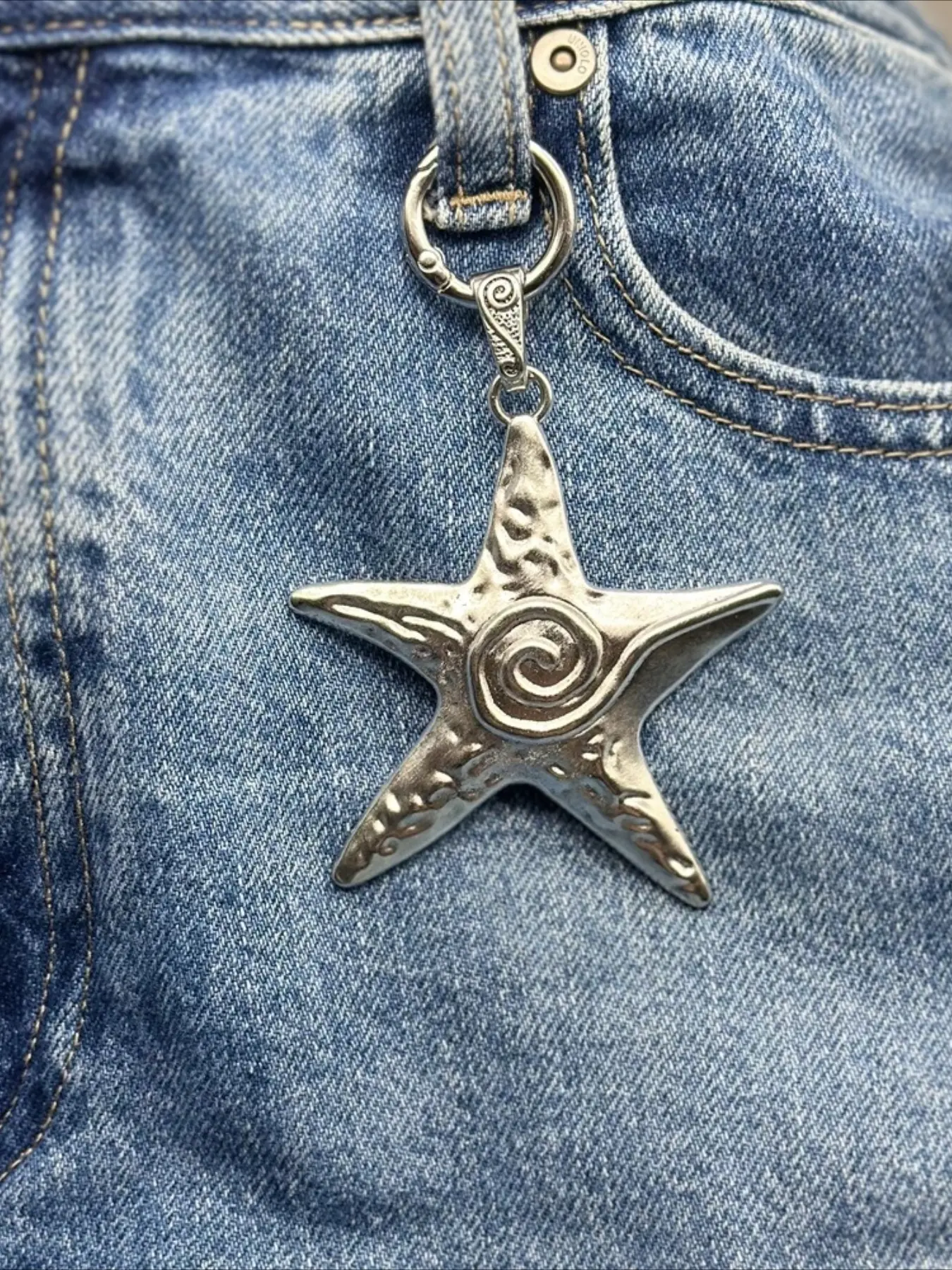 1 Vintage-Style Spiral Starfish Metal Keychain: Trendy, Unisex, Minimalist, Unique, Creative Bag Accessory, Stylish Keychain, Keychain For Bags, and Keychain Gift, Fashionable Alloy Keychain, Keyrings