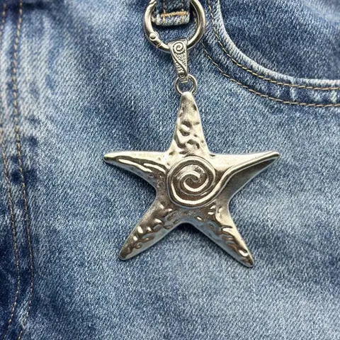 1 Vintage-Style Spiral Starfish Metal Keychain: Trendy, Unisex, Minimalist, Unique, Creative Bag Accessory, Stylish Keychain, Keychain For Bags, and Keychain Gift, Fashionable Alloy Keychain, Keyrings