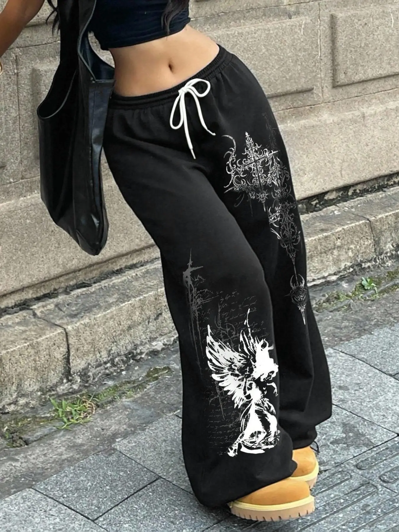 Women's gothic graphic print athletic pants with an elastic drawstring waistband, loose fit, stylish, comfortable, and casual, suitable for everyday wear and exercise. Campus style.