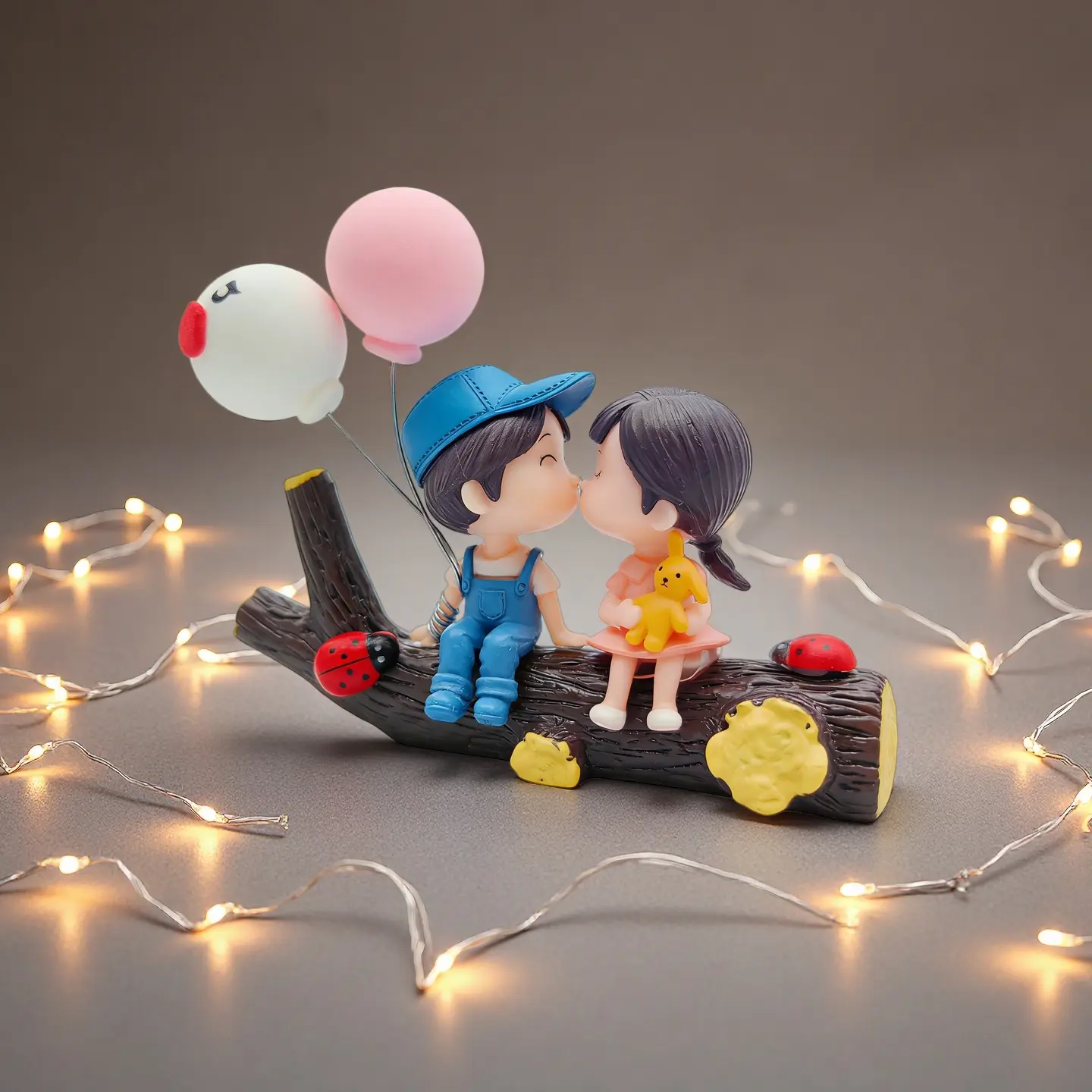 Resin Cute Couple Kiss Cartoon Figurines, Car Dashboard Decorations with Balloon, Home Decor Statues for Gifting, Summervibes Father's Day Gift