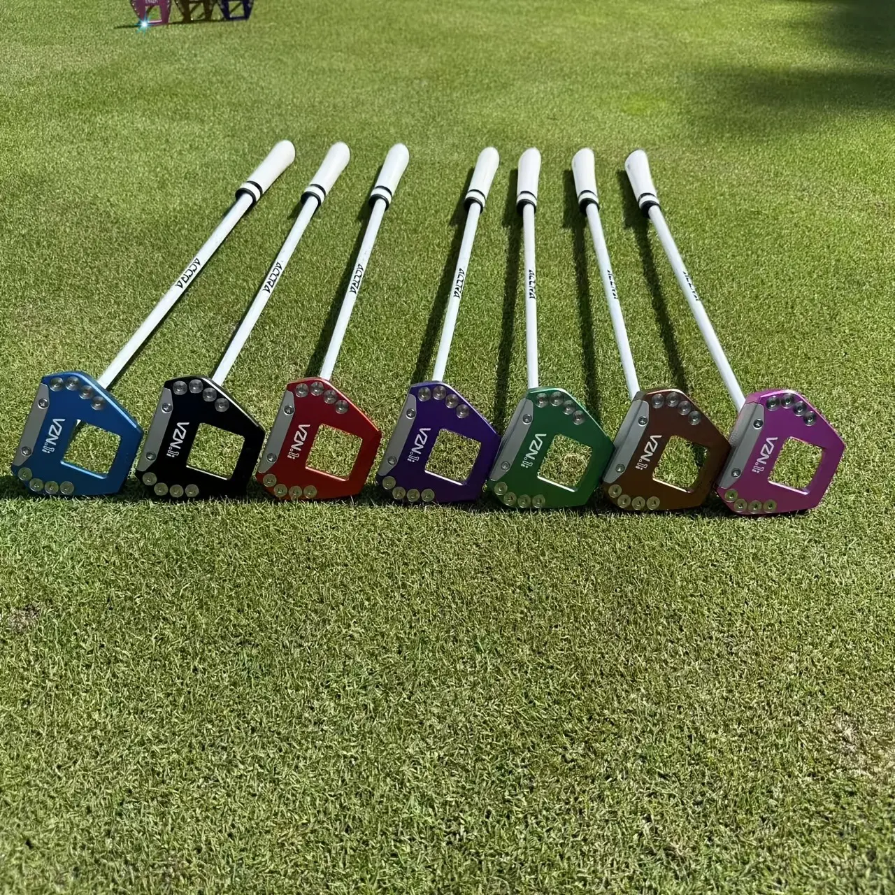 The golf putter is made of 6061 aluminum alloy and comes in 32/33/34/35/36 inch sizes. It features a 2° hosel design for easy gripping and comes with a headcover. You can choose between a graphite shaft or a pure steel shaft.