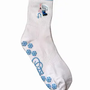 Après Ski Grip Socks for Adults - Cozy Winter Vibes with Embroidered Ski Essentials & Icy-Blue Snowflake Grips for Maximum Stability