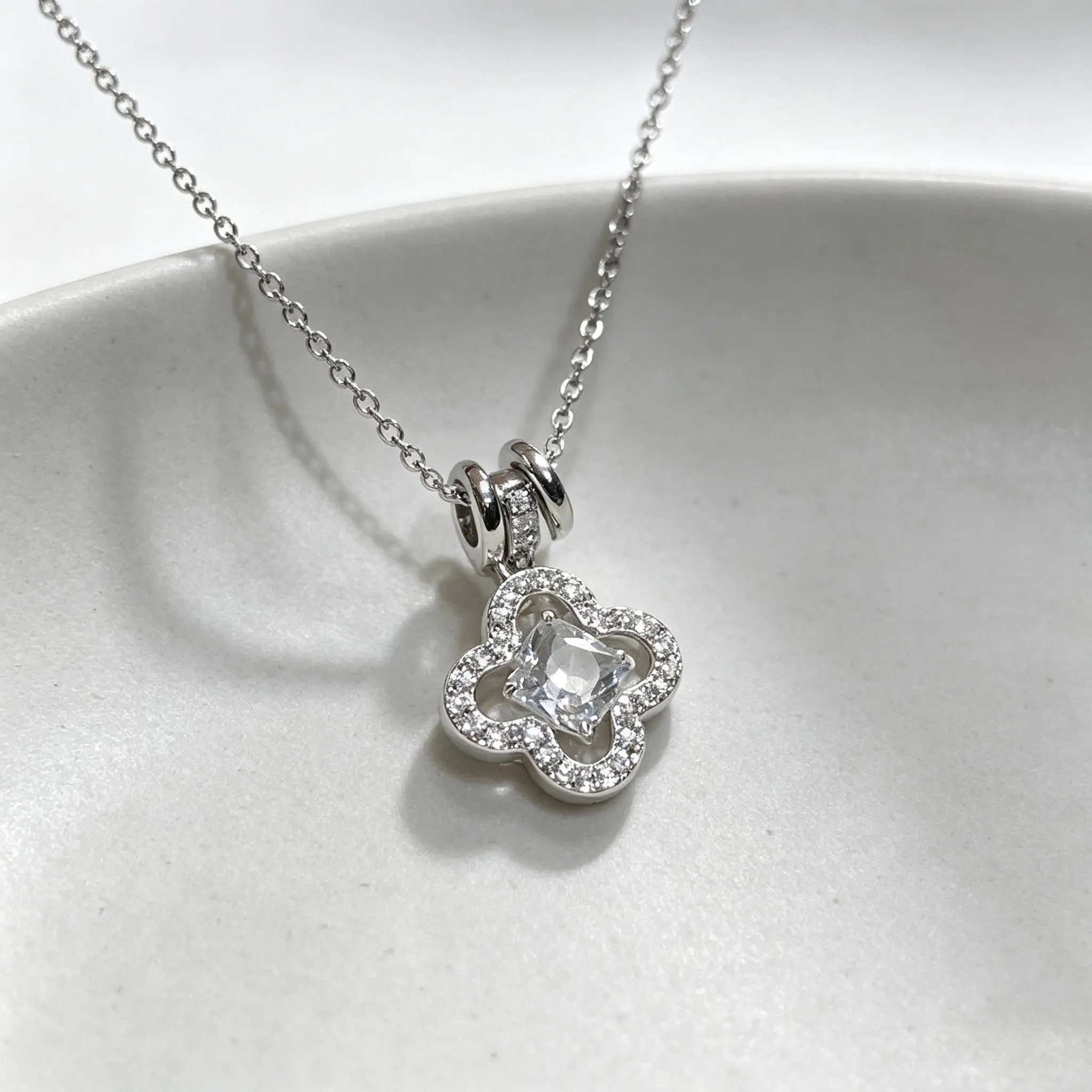 Light Luxury 4-Leaf Clover Silver Rhinestone Necklace - Versatile Collarbone-Length Non-Natural Crystal Jewelry Accessory