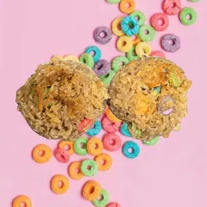 Arcoíris Two white coconut macaroons, with Loops cereal, with horchata cream 2, cocadas con cereal, Fruit, Loops con crema de horchata