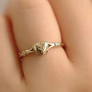 spring new Women's simple, sweet and compact heart-shaped design ring, set with Synthetic Zirconia jewelry, perfect holiday gift