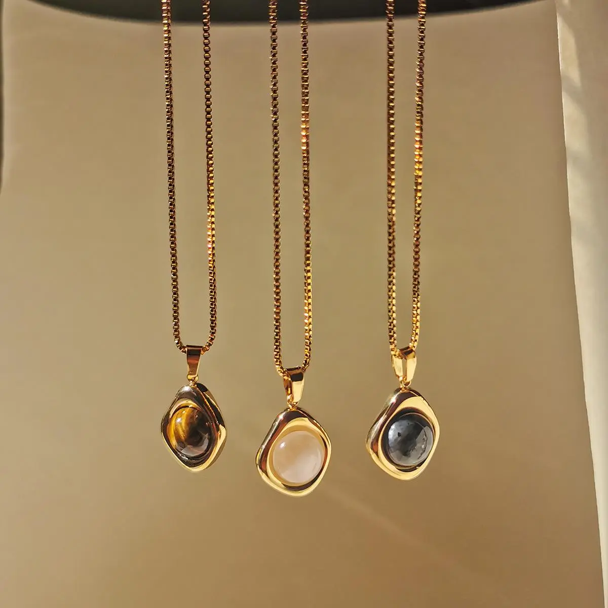 Women's Tiger-Eye Stone Necklace - New Retro Niche Design, High-End Luxurious Golden Collar Chain Neckpiece casual jewelry classic,rhinestone