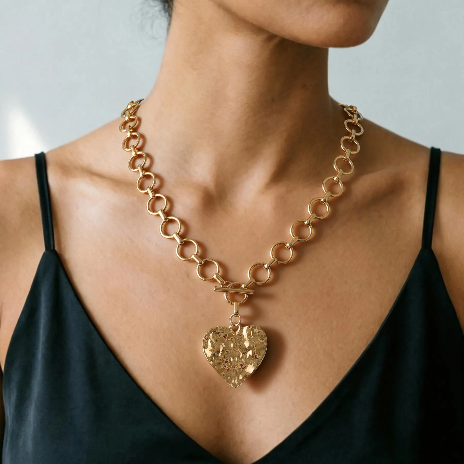 Chunky Gold Heart Necklace for Women，Gold Plated Chunky Heart Pendant Bold Chain Necklace with Toggle Clasp，Waterproof Non Tarnish Hypoallergenic Chunky Statement Jewelry Gift for Women