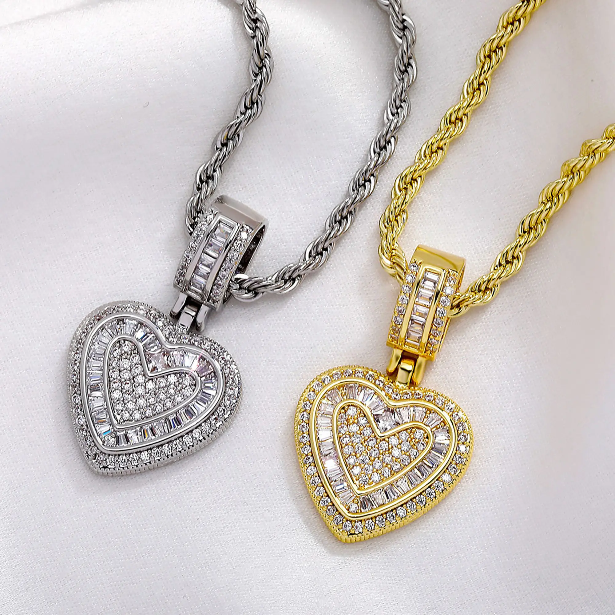 Gold and silver heart-shaped hip-hop necklace Men's heart-shaped necklace suitable for both men and women Daily Jewelry gift for her, anniversary gift for him Heart shaped pendant necklace Cuban Link Chain