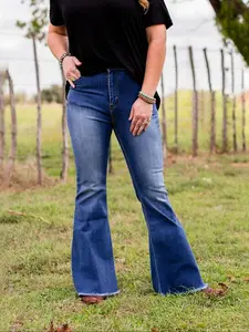 Women's Plus Size Elastic Washable All-Season Flared Jeans, Plain Hem Crafted for Outdoors & Dates, Slim-Fitting Denim Jeans