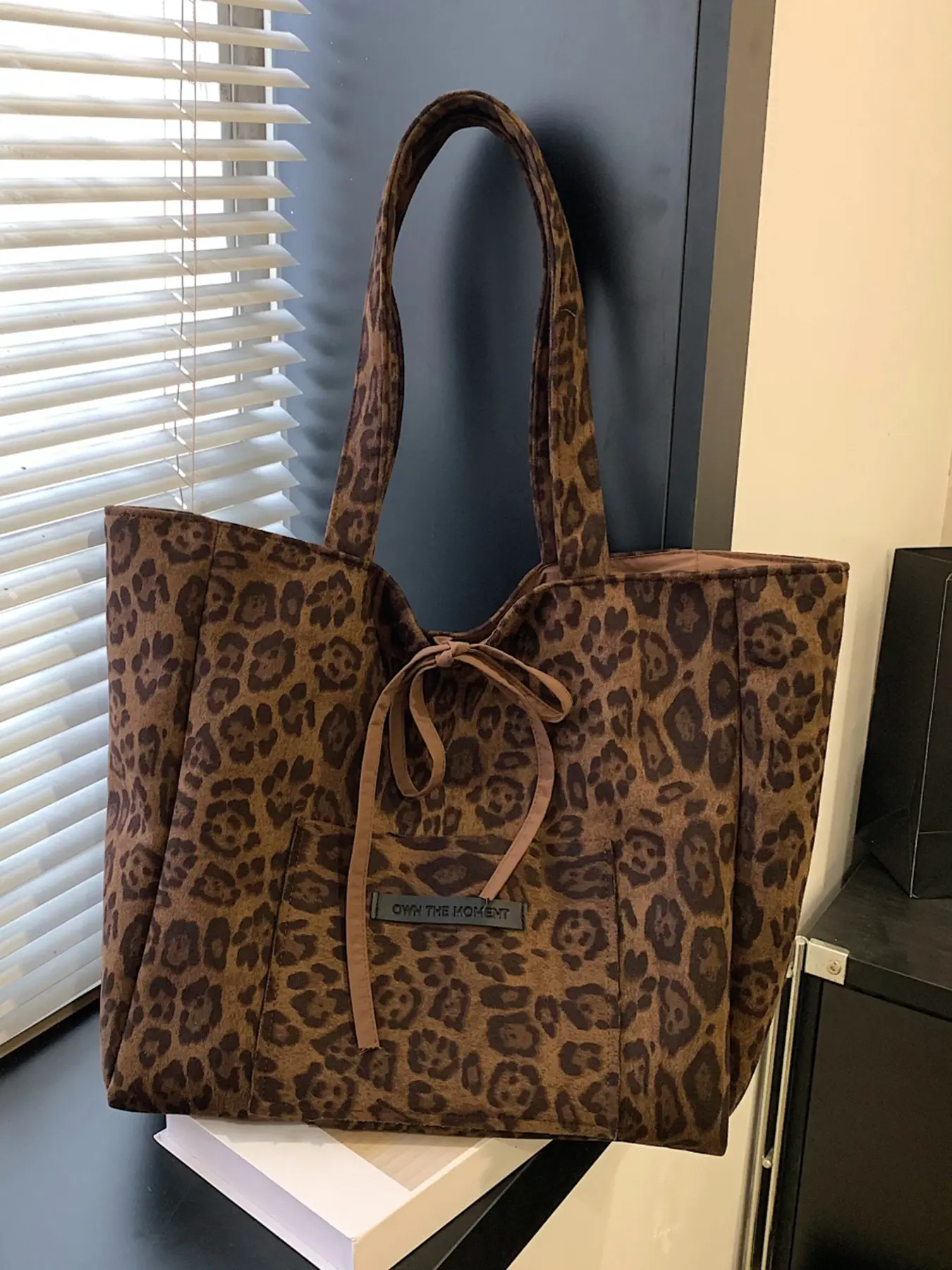 personality  simple and stylish leopard print tote bag, niche design bow strap tote bag, trend casual wild leopard print tote bag, simple classic design  suitable for daily commuting, shopping and so on. Stylish Versatile Bag
