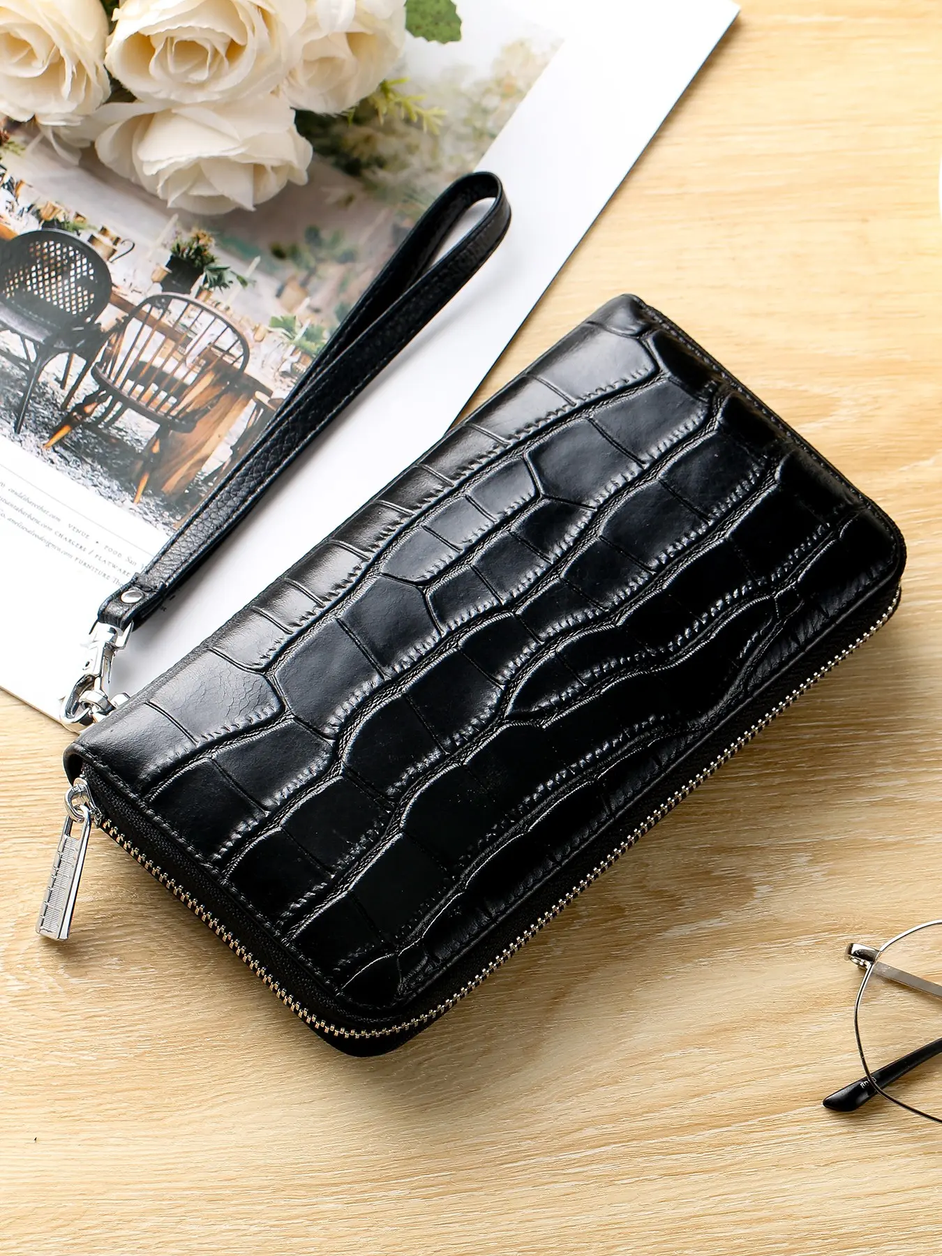 Vintage Crocodile Embossed Genuine Leather Women Wallet Large Capacity Zipped Clutch with Wristlet, Multi-card Slots Card Holder for Women Shopping Daily Use Travel