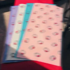 Papel coreano en distintos colores, ideal para tus arreglos de rosas con estampado de un dibujo