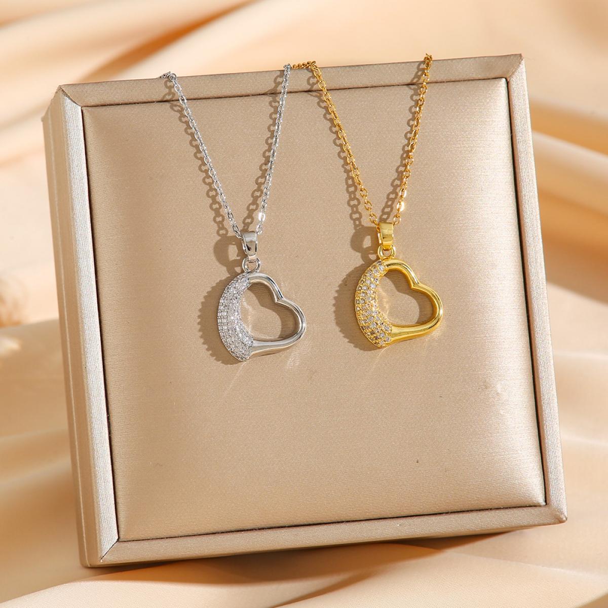 Romantic Love Heart Necklace for Women, Exquisite Craftsmanship Hollow Pendant, High-End Feel Everyday Necklace, Ideal Gift for Mom, Wife, Daughter, Friend, Timeless Fashion Jewelry, Must-Have Accessory