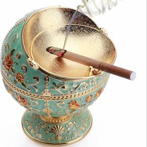 creative ashtray with lid, 1 count portable metal design windproof ashtray, men gifts, unique smoking accessories, fashionable gift for men & women, lighter, home decor ornament, living room decor