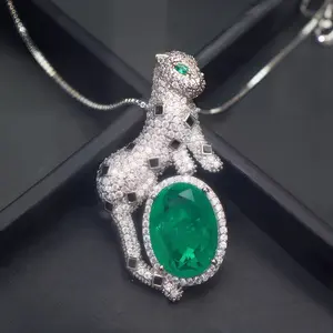 A fashionable cheetah necklace set with large green zirconia stones and rhinestones, suitable for women's jewelry, parties, gifts, and everyday elegance.