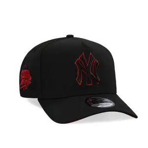9FORTY New York Yankees 1999 World Series Side Patch Cap – Cream & Black Adjustable Hat with Red NY Logo