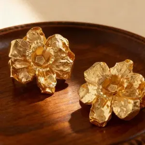 Women's Retro Gold Large Flower Earrings - 3D Metal Statement Light Luxury Style