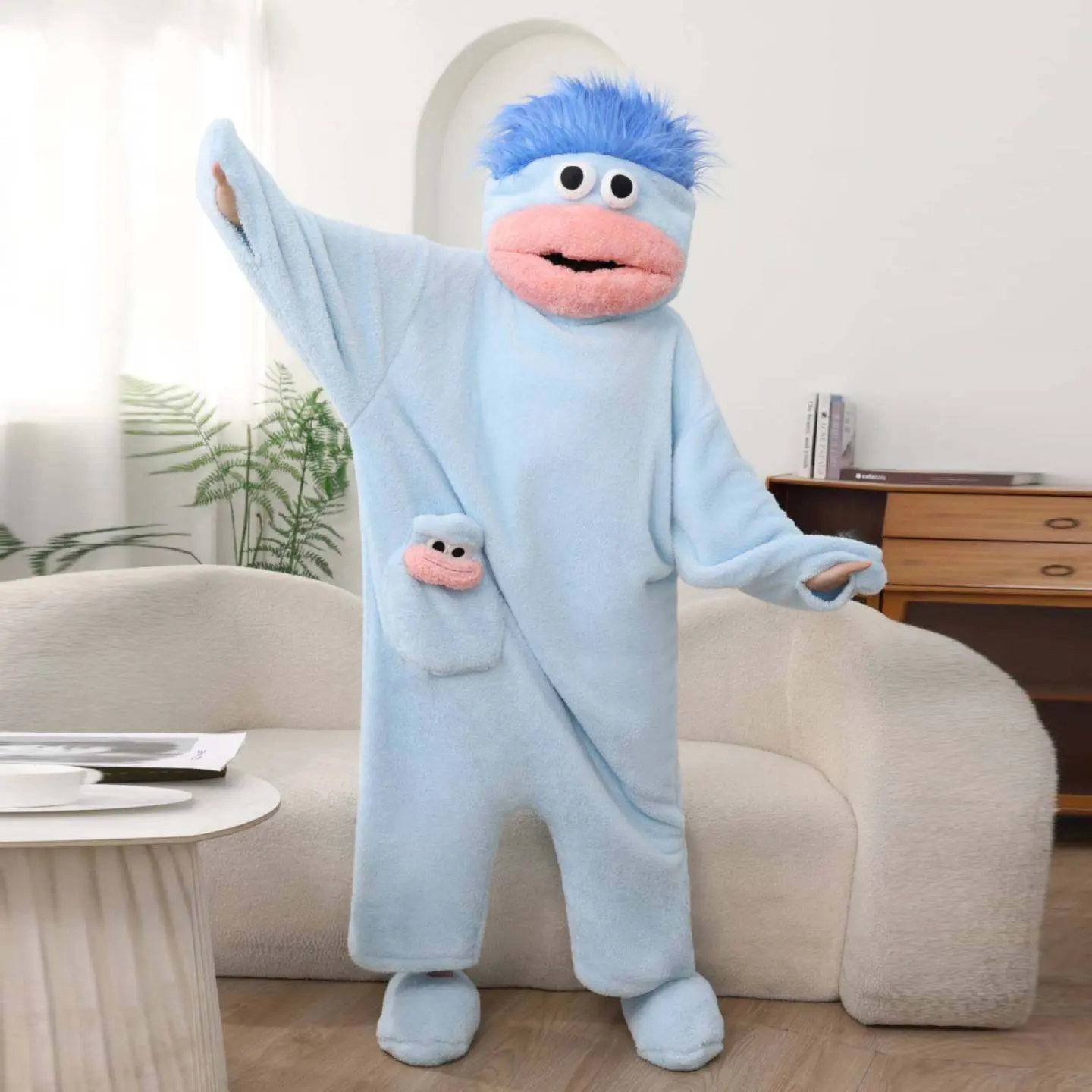 Blue-mouthed jumpsuit + shoes + comb