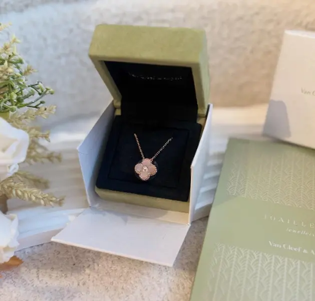 Pre-owned Van Cleef & Arpels 18k Holiday Vintage Alhambra Necklace YEAR 2025