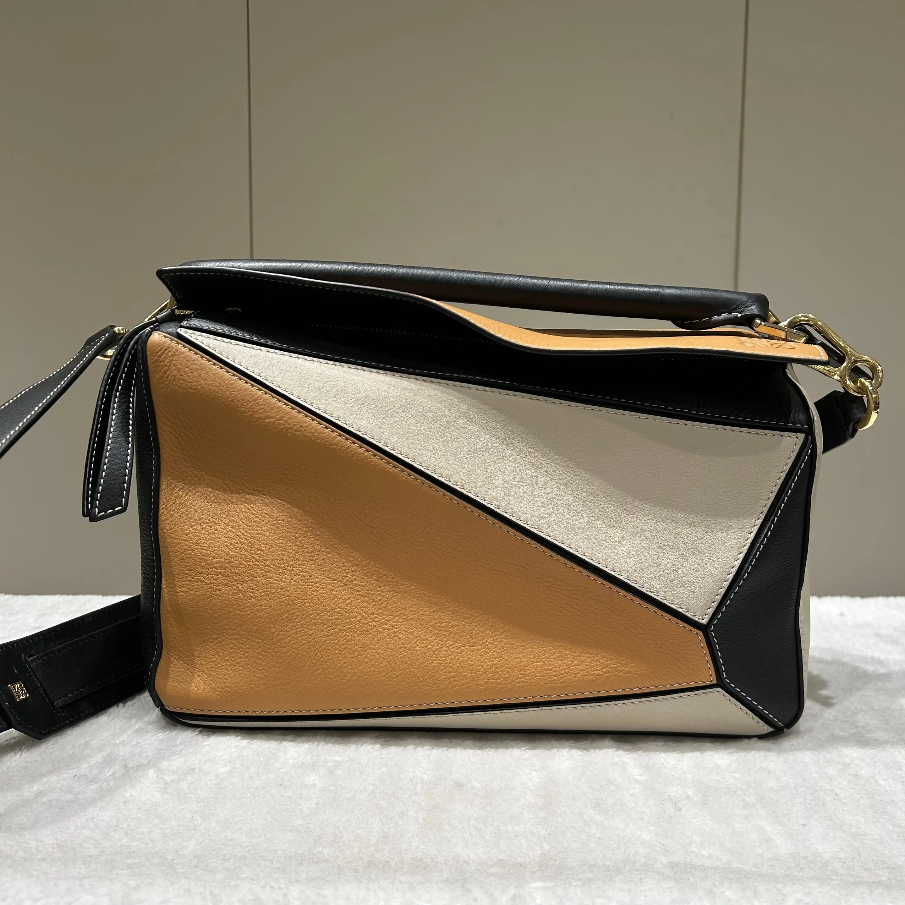 Pre-owned Loewe leather Crossbody bags Medium Puzzle Bag Tan & Oatmeal Classic Calfskin 81460557