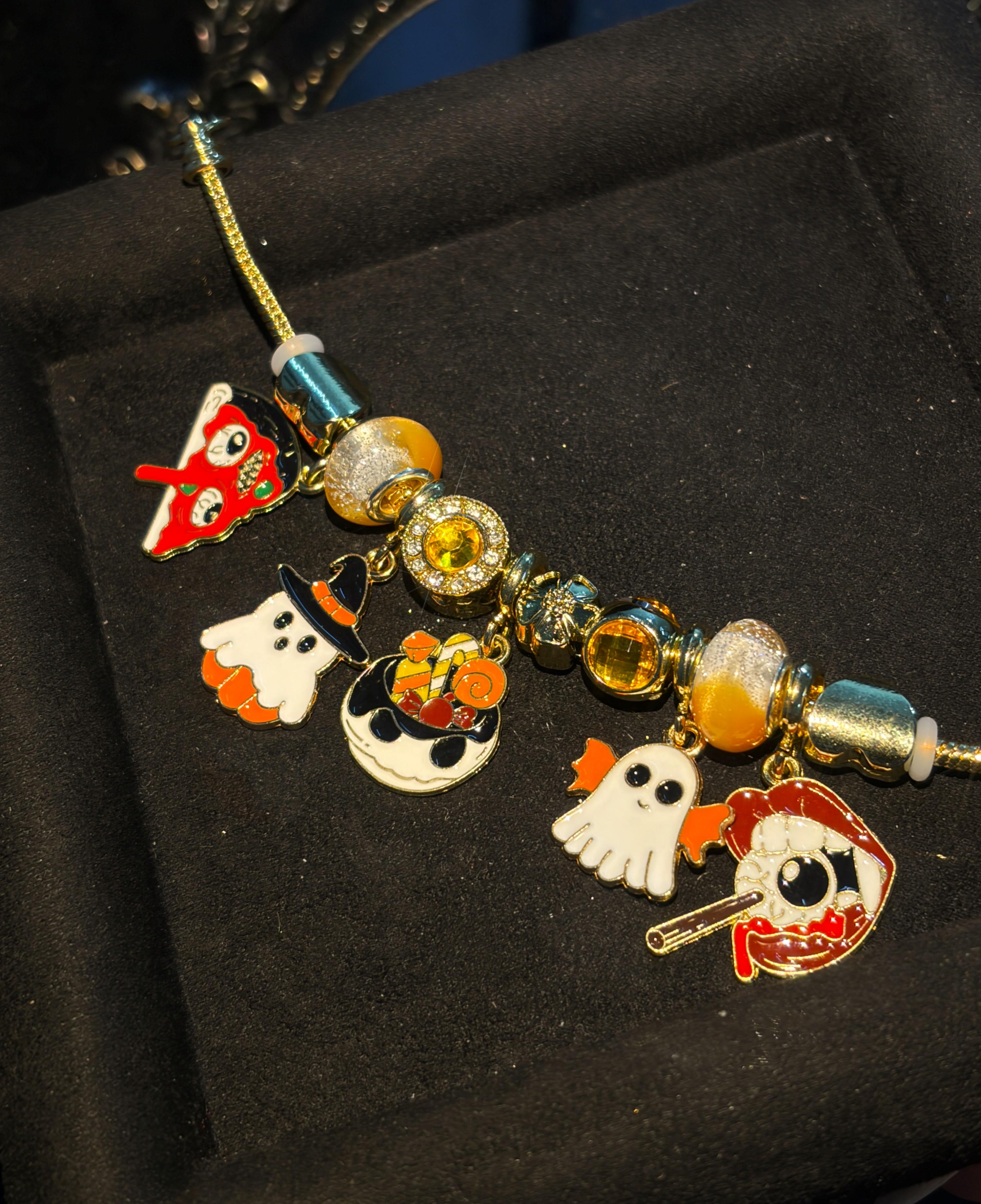 Gold Tone Halloween Theme Beaded Charm Bracelet、Ghost Witch Hat Pumpkin Candy Charms Bracelet、Cartoon Enamel Pendant Bracelet、Holiday Party Fashion Layered Jewelry for Women Girls