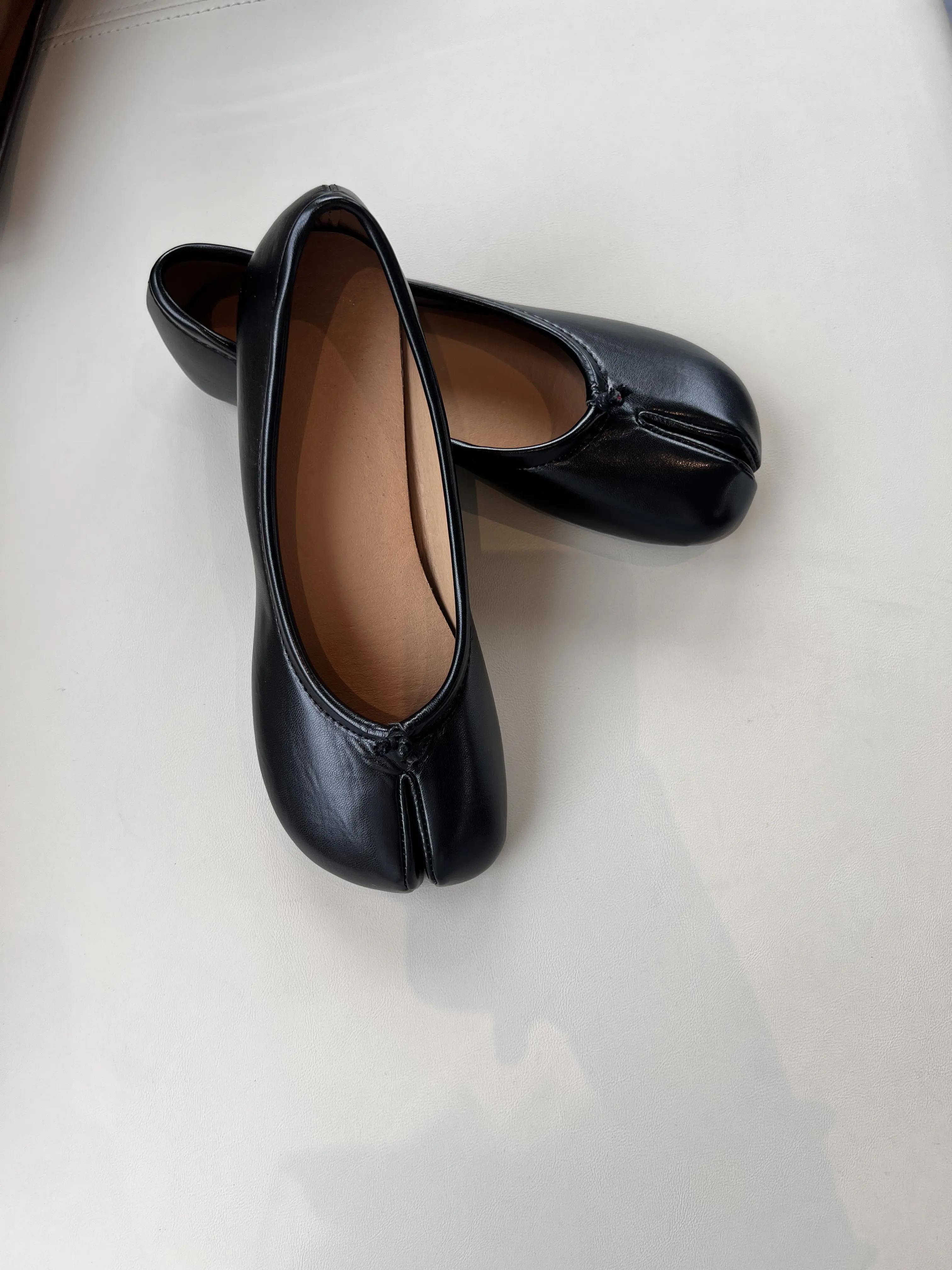 Lightweight French-inspired soft-soled fashion flat women’s shoes with a refined leather upper, round toe, and low-cut design—crafted with meticulous details for trendy styling. Lightweight and breathable for all-day comfort, available in multiple colors