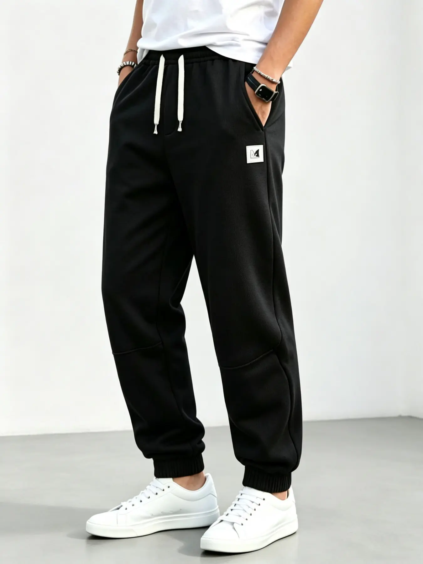 Men’s drawstring elastic-waist jogger sweatpants, loose casual long pants for running, minimalist fabric tag decoration, tapered athletic pants, comfortable drape for everyday wear, elastic cuffs that resist deformation, large side pockets for convenient