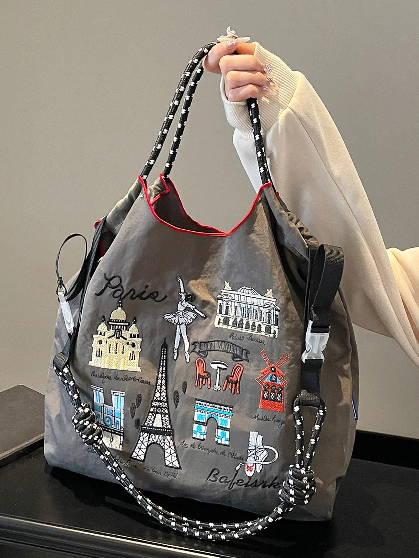 Embroidered handbag, Daily commute bag, retro contrasting colors with iconic patterns, chain shoulder strap design, suitable for daily commuting, students, office workers, etc., Fashionable Patterned Bag