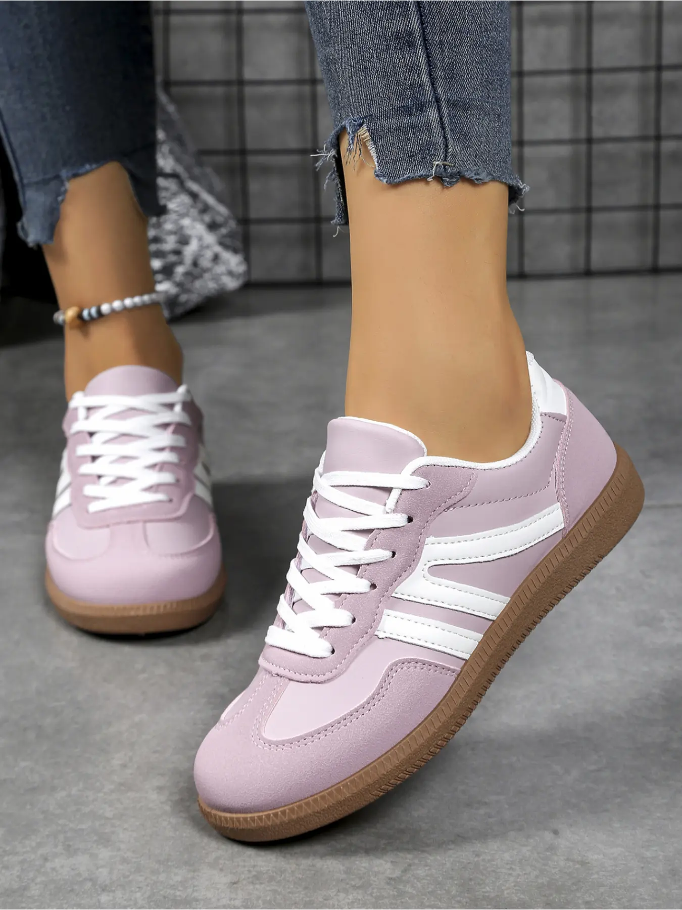 A pair of new large-size women's round-toe lace-up flat shoes for outdoor wear, stylish, simple, comfortable, lightweight for daily commuting, sports, and casual wear, Sneaker