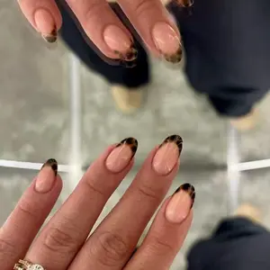 Autumn Winter Plain Leopard Print French Short Round Glossy Finish Nail Stickers, 24pcs Oval False Nails, Detachable, -Enhancing, Press-On Nails