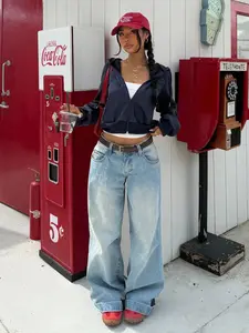 A solid-colored women's cropped zip-up hoodie with a casual, trendy style, suitable for easygoing young casual occasions such as daily outings, coffee shop visits, and trendy brand-style dates.