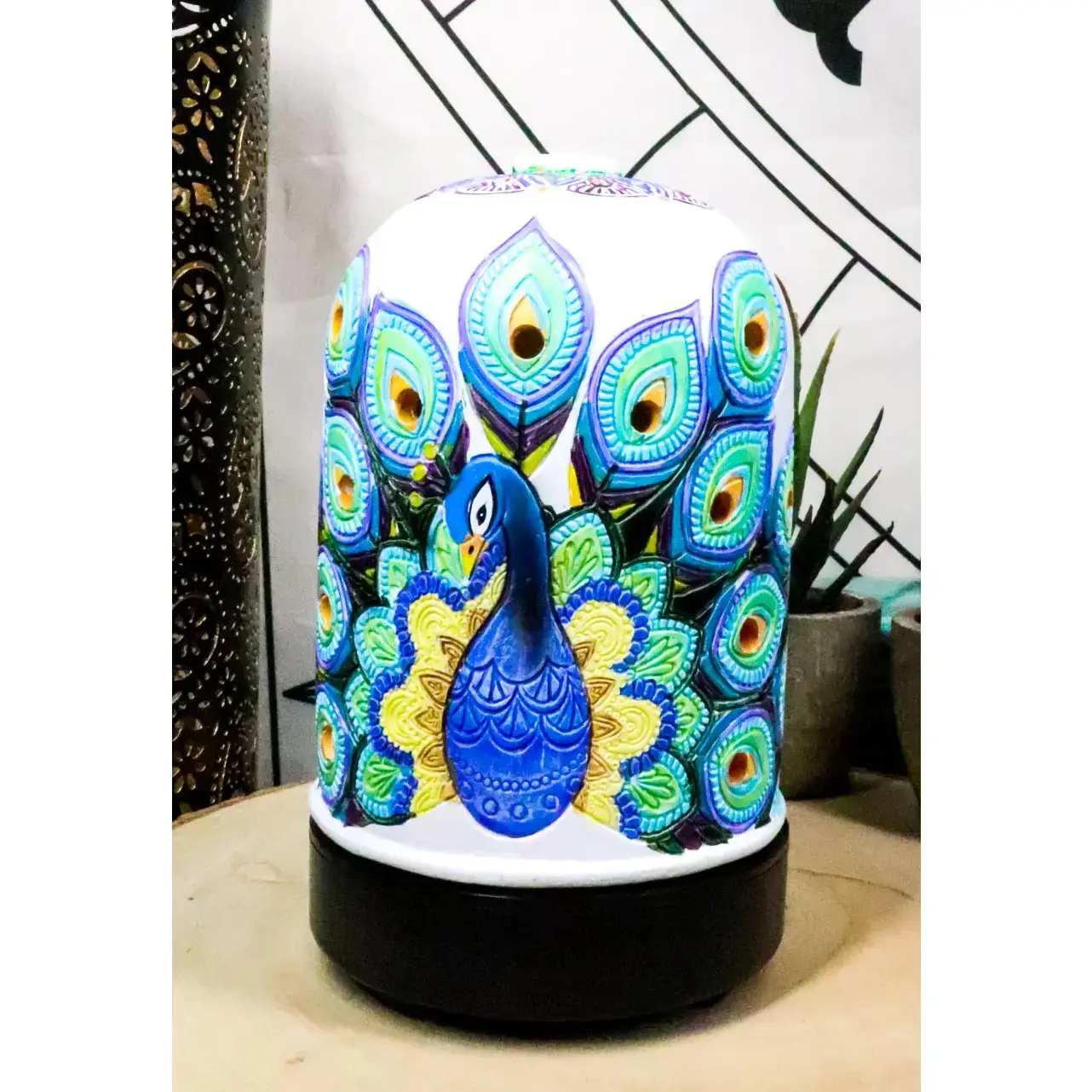 Polyresin Hand-Painted Peacock Motif Aromatherapy Diffuser, Wildlife Statue Home Decor with Colorful LED Lights